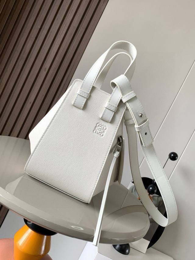 原厂皮 吊床包20Cm新尺寸Hammock Bag吊床包疯狂翻牌 太好看了这是小号和迷你中间的尺寸更适合亚洲女生 时尚界 变形金刚 可以变换六种不同的形态Ham