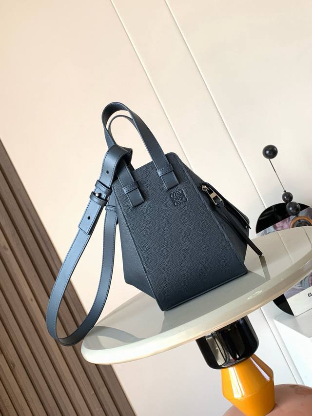 原厂皮 吊床包20Cm新尺寸Hammock Bag吊床包疯狂翻牌 太好看了这是小号和迷你中间的尺寸更适合亚洲女生 时尚界 变形金刚 可以变换六种不同的形态Ham