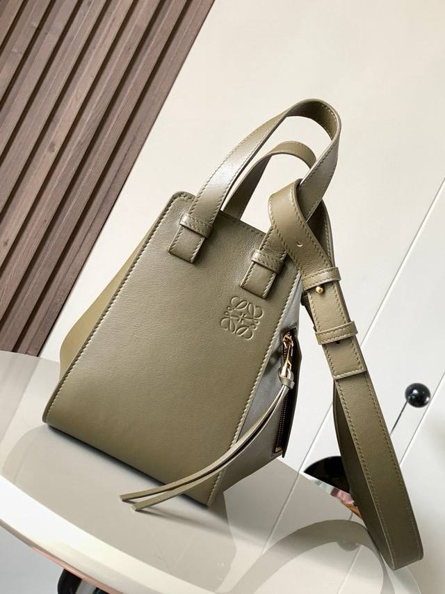 原厂皮 吊床包20Cm新尺寸Hammock Bag吊床包疯狂翻牌 太好看了这是小号和迷你中间的尺寸更适合亚洲女生 时尚界 变形金刚 可以变换六种不同的形态Ham