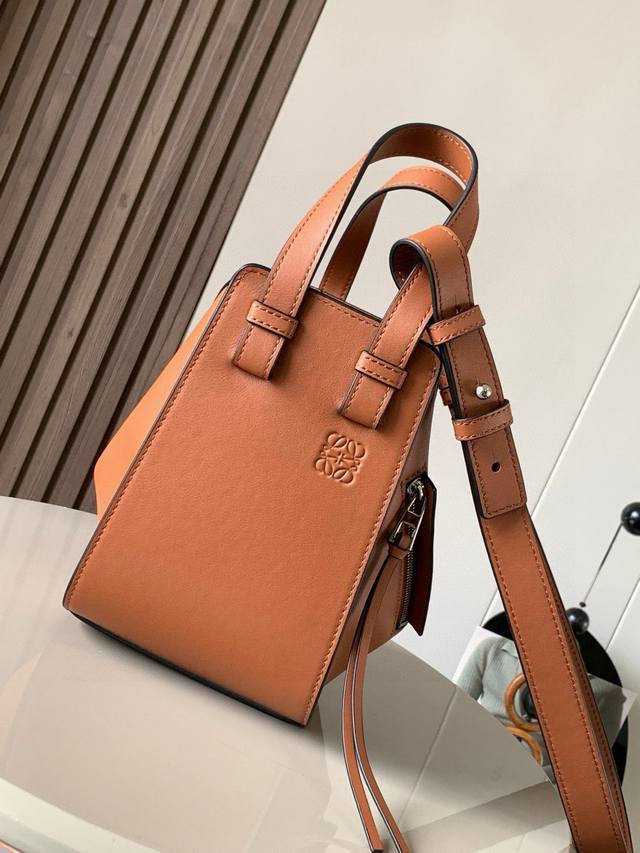 原厂皮 吊床包20Cm新尺寸Hammock Bag吊床包疯狂翻牌 太好看了这是小号和迷你中间的尺寸更适合亚洲女生 时尚界 变形金刚 可以变换六种不同的形态Ham