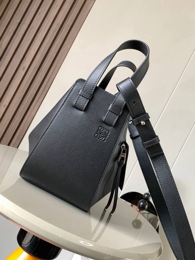 原厂皮 吊床包20Cm新尺寸Hammock Bag吊床包疯狂翻牌 太好看了这是小号和迷你中间的尺寸更适合亚洲女生 时尚界 变形金刚 可以变换六种不同的形态Ham 原厂皮 吊床包20Cm新尺寸Hammock Bag吊床包疯狂翻牌 太好看了这是小号和迷你中间的尺寸更适合亚洲女生 时尚界 变形金刚 可以变换六种不同的形态Ham