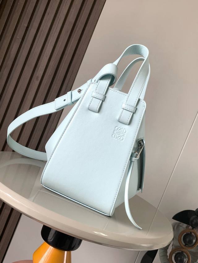 原厂皮 吊床包20Cm新尺寸Hammock Bag吊床包疯狂翻牌 太好看了这是小号和迷你中间的尺寸更适合亚洲女生 时尚界 变形金刚 可以变换六种不同的形态Ham