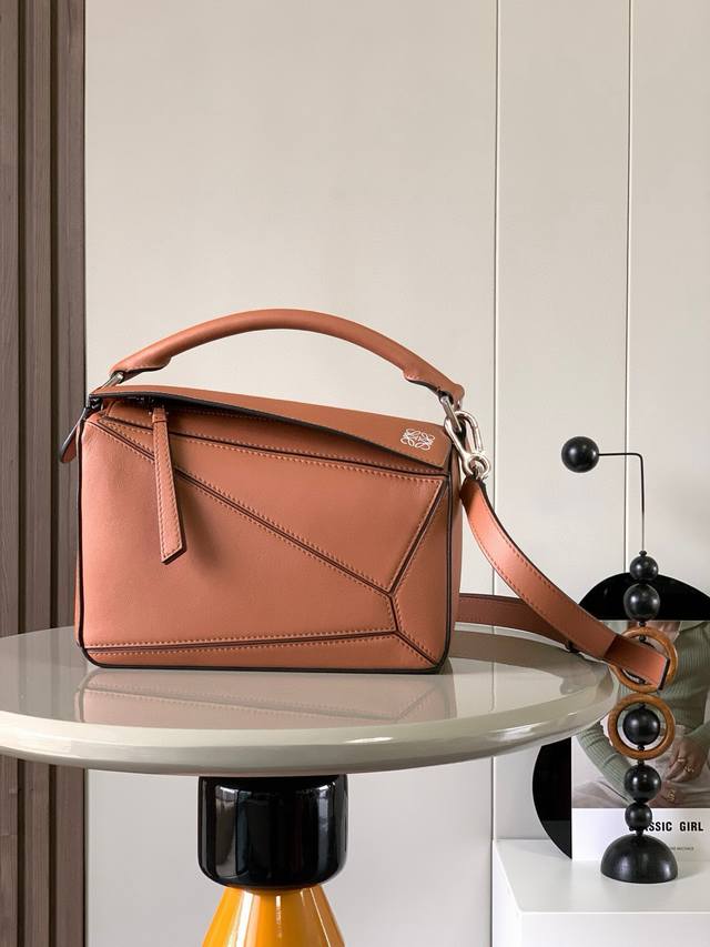 原厂皮 几何包24Cmpuzzle手袋原厂进口小牛皮平纹 罗家爆款几何包puzzle 手袋是创意总监乔纳森 安德森 Jonathan Anderson 为 L0