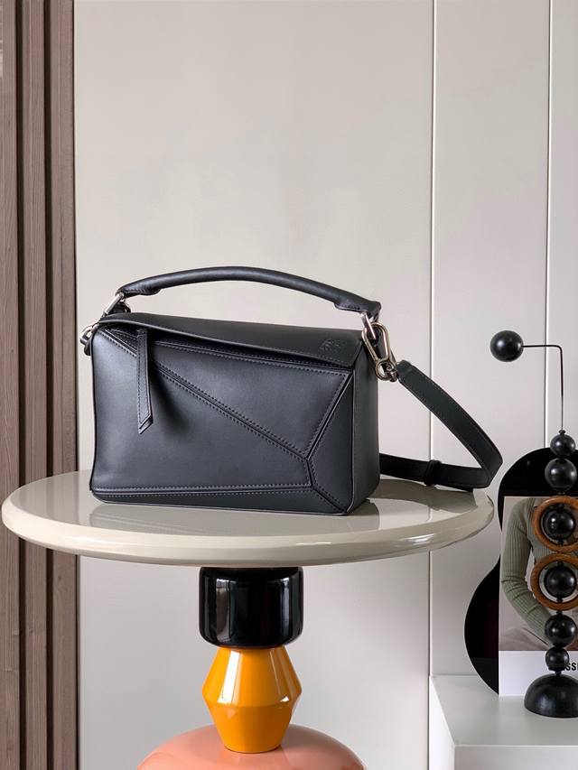 原厂皮 几何包24Cmpuzzle手袋原厂进口小牛皮平纹 罗家爆款几何包puzzle 手袋是创意总监乔纳森 安德森 Jonathan Anderson 为 L0