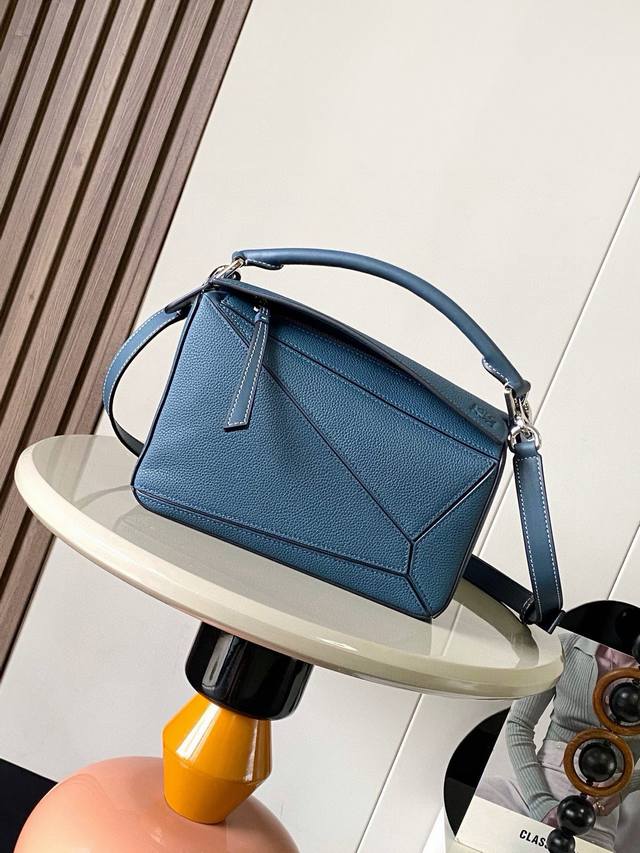 原厂皮 几何包24Cmpuzzle手袋原厂进口小牛皮平纹 罗家爆款几何包puzzle 手袋是创意总监乔纳森 安德森 Jonathan Anderson 为 L0