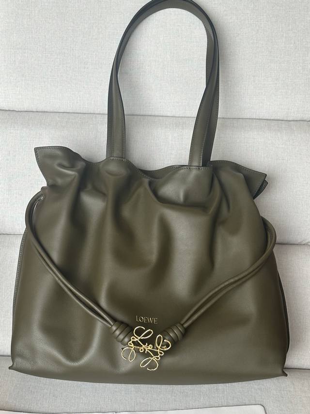 原厂皮 大号纳帕牛皮革 Flamenco 手拿包 11049A卡其绿色 十九世纪七十年代发布的 Flamenco 手袋 采用拉绳收紧 并打上标志性的盘绕结 现在 原厂皮 大号纳帕牛皮革 Flamenco 手拿包 11049A卡其绿色 十九世纪七十年代发布的 Flamenco 手袋 采用拉绳收紧 并打上标志性的盘绕结 现在