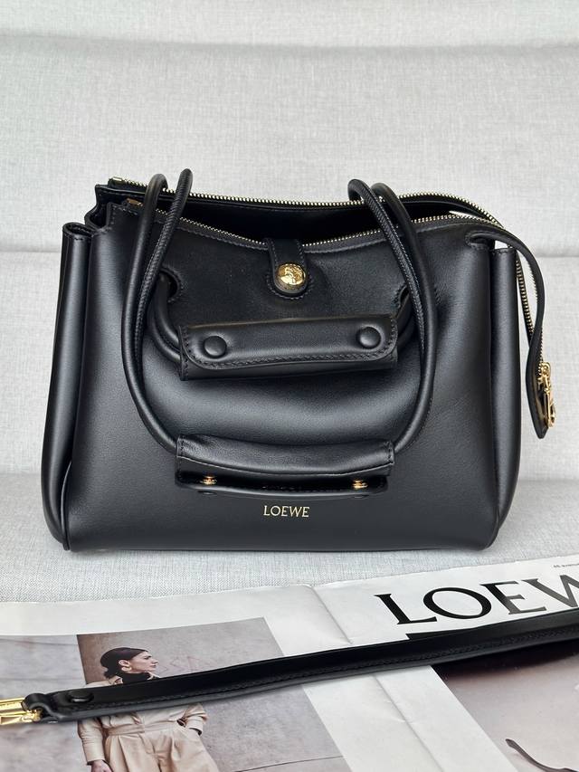 原厂皮 马德里Madrid0256 尺寸:23.5*10*19Cm madrid 具有柔软的结构感梯形造型 采用角撑设计 搭配可调节提手和 pebble 磁扣