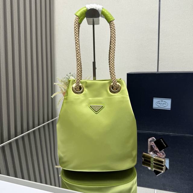 正品级 顶级原单 新款水桶包1Be082走秀款 这款再生尼龙包袋灵感源自海洋风格的经典元素 采用别致精美搭配 彰显活泼个性风格 滑动绳带手提柄搭配涂珐琅三角形金