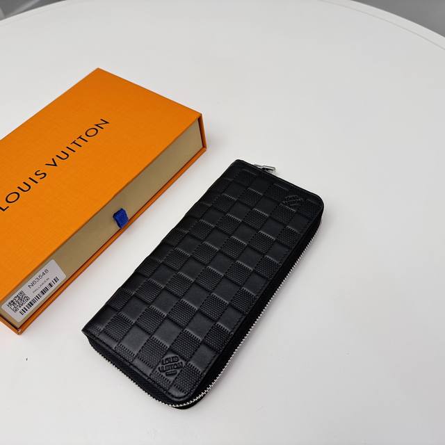 正品级 顶级原单 N63548压格这款男士竖款拉链钱夹以耐磨的Damier Graphite 帆布制成 气质优雅 多个实用的口袋和隔层设计可轻松容纳现金 信用卡