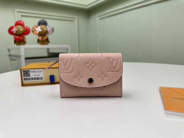 正品级 顶级原单 M81520粉本款 Rosalie 零钱包取材 Monogram Empreinte 压纹软粒面牛皮革 以圆润翻盖开启小巧构型 内设拉链零钱袋