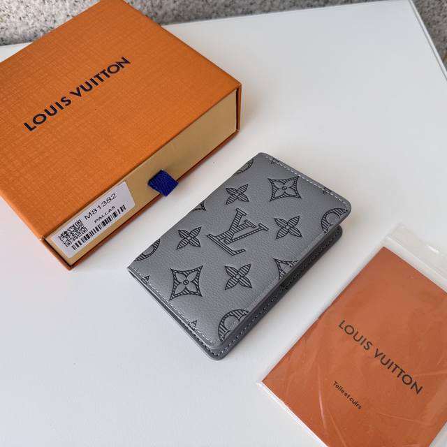 正品级 顶级原单 M81382灰 本款口袋钱夹以 Monogram Shadow 皮革焕新经典设计 舒柔牛皮革压印路易威登标志性 Monogram 图案 内袋和