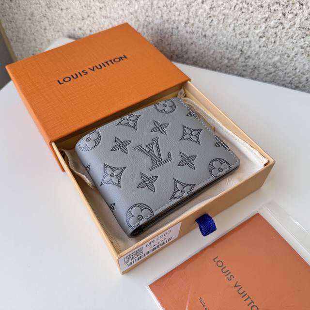 正品级 顶级原单 M81383灰Multiple 钱夹以 Monogram Shadow 皮革流露经典底蕴 细腻牛皮革压印标志性 Monogram 图案 口袋