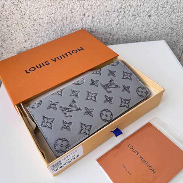 正品级 顶级原单 M81335灰本款 Brazza 钱夹以 Monogram Shadow 皮革舒展硬朗气息 舒柔牛皮革压印路易威登标志性 Monogram 图