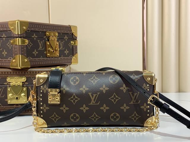 顶级原厂 Slim Trunk 手袋 M13147 slim Trunk手袋以优雅之姿亮相2025Cruise早春秀场 为经典 Trunk 手袋系列再添新成员