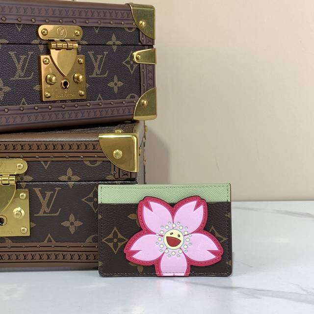 顶级原厂 M13439 本款卡夹出自路易威登 X 村上隆再版系列 为 Monogram 图案叠加日本艺术家村上隆笔下的熊猫形象 与上缘的明丽亮彩交相辉映 涂层帆