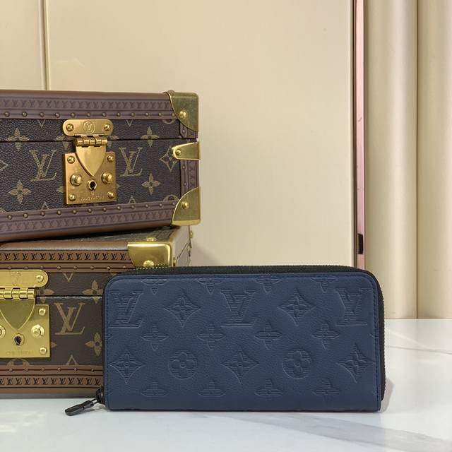 顶级原厂 M14847深蓝色 全皮压花单拉链钱包 Zippy 拉链钱夹 此款Zippy竖款拉链钱夹 由Damier 牛皮裁制而成 时尚而实用 存放携带信用卡与现