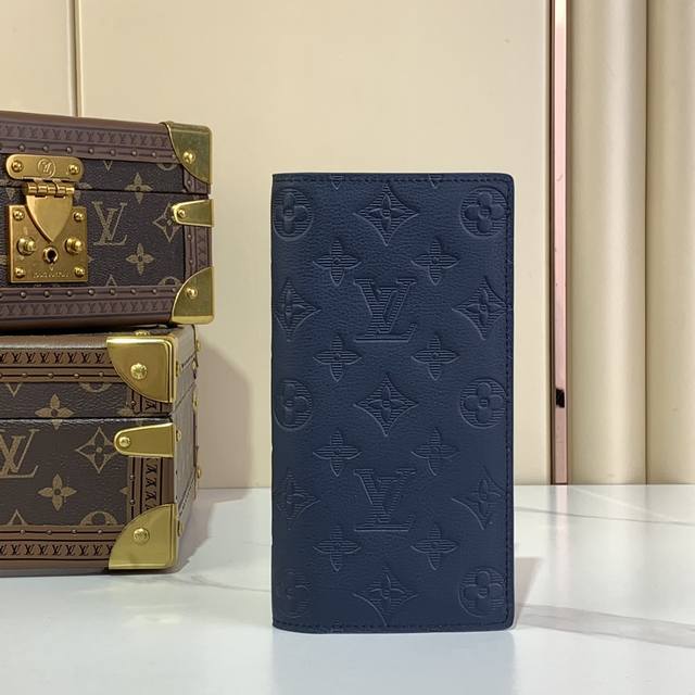 顶级原厂 M66540深蓝色 全皮压花西装夹钱包系 Brazza 钱夹 M66540 Brazza 钱夹为柔软 Taurillon 皮革压印 Monogram
