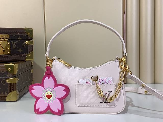 顶级原厂 M13101粉色 樱花水波纹腋下包 当季新款 Lv X Tm Marellini 手袋 本款 Marellini 手袋为 Epi 粒面皮革搭配耀目金属 顶级原厂 M13101粉色 樱花水波纹腋下包 当季新款 Lv X Tm Marellini 手袋 本款 Marellini 手袋为 Epi 粒面皮革搭配耀目金属