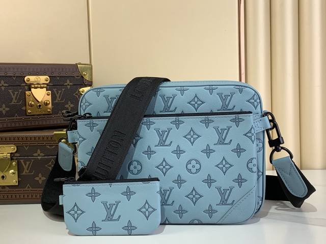 顶级原厂 Trio 邮差包 M14781 浅蓝 压花 M46602 本款 Trio 邮差包取材 Monogram Hr压纹牛皮革 拉链前袋和肩带处的小号零钱包均