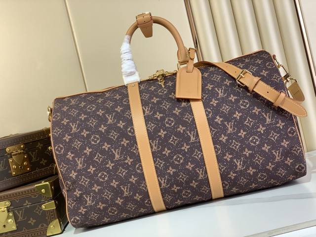 顶级原厂 Keepall Bandouli Re 50 旅行袋 M13977 本款 Keepall 50 Monogram Crystals 旅行袋为华美丝缎描
