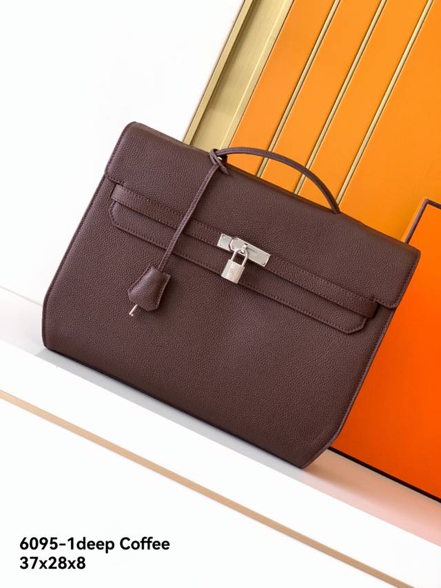 新款公文包型号 6095-1#深咖啡色顶级原单货爱玛意大利专用头层牛皮 手感超级柔软细腻 质感高端有档次 专柜同款 绝对高端货 高纤维布裡 专柜五金配件 质量超