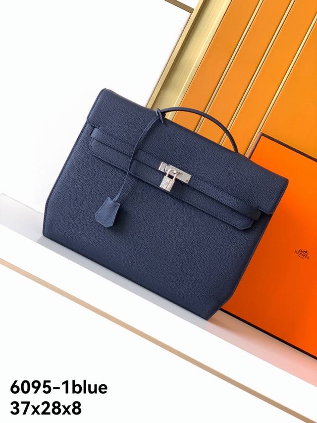 新款公文包型号 6095-1#蓝色顶级原单货爱玛意大利专用头层牛皮 手感超级柔软细腻 质感高端有档次 专柜同款 绝对高端货 高纤维布裡 专柜五金配件 质量超赞 新款公文包型号 6095-1#蓝色顶级原单货爱玛意大利专用头层牛皮 手感超级柔软细腻 质感高端有档次 专柜同款 绝对高端货 高纤维布裡 专柜五金配件 质量超赞
