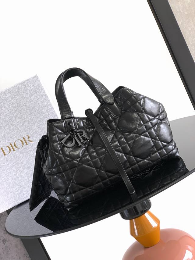 中号 这款 Dior Toujours 手袋于迪奥二零二三春夏成衣系列发布秀上精彩亮相 休闲实用的设计别具一格 采用黑色牛皮革精心制作 饰以超大藤格纹缉面线 宽 中号 这款 Dior Toujours 手袋于迪奥二零二三春夏成衣系列发布秀上精彩亮相 休闲实用的设计别具一格 采用黑色牛皮革精心制作 饰以超大藤格纹缉面线 宽