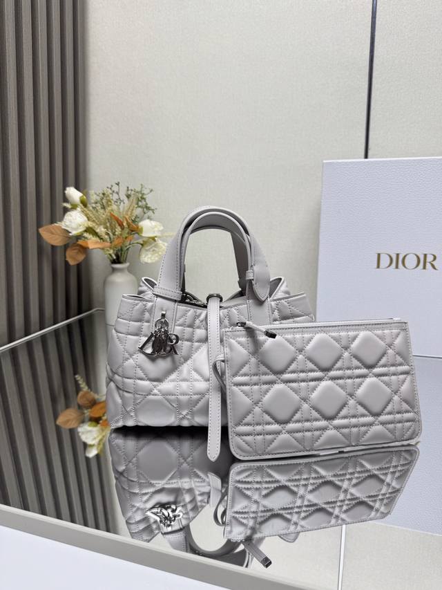 顶级原单Toujours 手袋 新色柔灰色小号 这款 Toujours 手袋于二零二三春夏系列发布秀精彩亮相,休闲实用的设计别具一格.采用粉色牛皮革精心制作,饰 顶级原单Toujours 手袋 新色柔灰色小号 这款 Toujours 手袋于二零二三春夏系列发布秀精彩亮相,休闲实用的设计别具一格.采用粉色牛皮革精心制作,饰