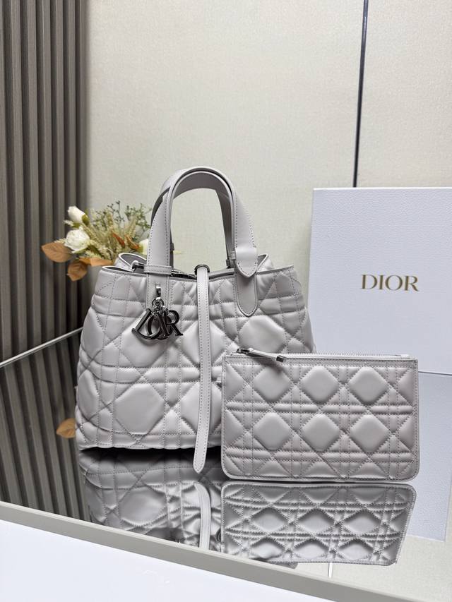 顶级原单 Toujours 手袋 新色柔灰色中号 这款 Toujours 手袋于二零二三春夏系列发布秀精彩亮相,休闲实用的设计别具一格.采用黑色牛皮革精心制作,