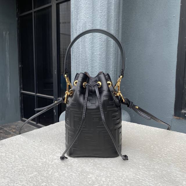 小型款Mon Tr Sor水桶包 抽绳开合 缀以标志造型金属装饰件 配两条可拆卸肩带 一短一长 供肩背或斜背 小牛皮制作 经典Ff凸纹印花标志以手工上色 镀钯饰