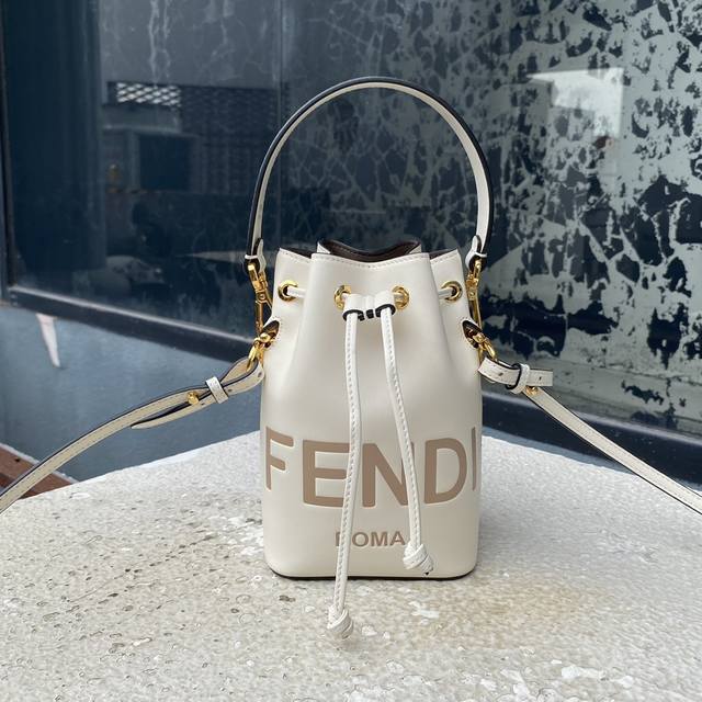 Mon Tresor水桶包 抽绳开合 配两条可拆卸肩带 一长一短 供肩背或斜背 小皮 经典凸纹印花标志尺寸:12X18X10Cm 颜色 白色 010W