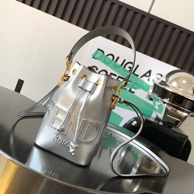 Mon Tresor 银色皮革迷你手袋 更多细节 mon Tresor小号水桶包 银色皮革材质 饰有烫印渐变色Fendi Roma印花 内部衬里 金色金属件 配