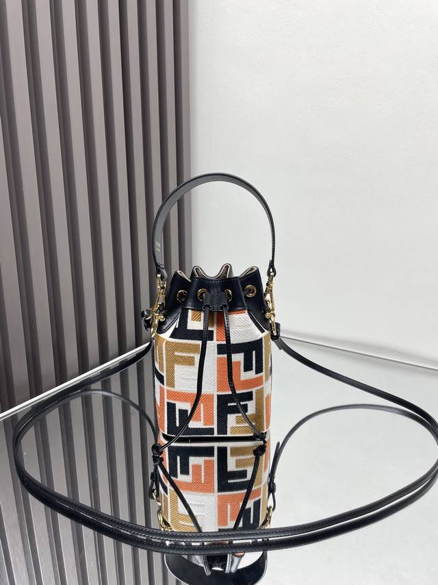 迷你水桶包 洗水牛仔布刺绣双F标志性 拥有五部手机容量 随身可放置各种化妆品实用性强且融合了精致与柔美充满少女感 尺寸 12 18 10 全套包装65F 款号 迷你水桶包 洗水牛仔布刺绣双F标志性 拥有五部手机容量 随身可放置各种化妆品实用性强且融合了精致与柔美充满少女感 尺寸 12 18 10 全套包装65F 款号