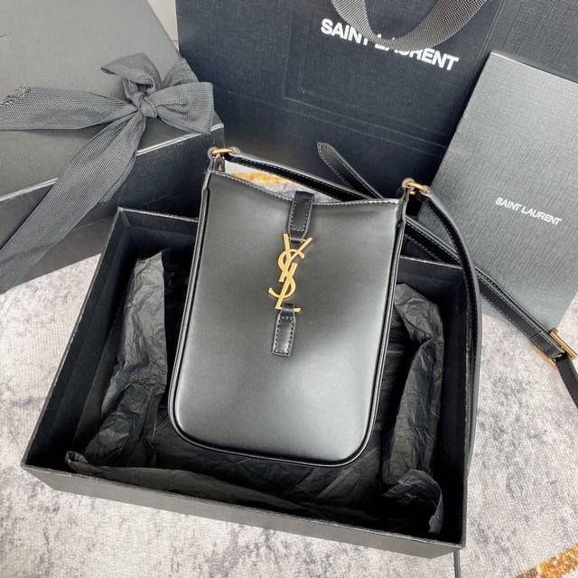 原厂皮 精品专供黑平纹 金 le 5A7系列新成员_手机包墙裂推荐这款迷你手机包 对于览包无数的时髦精 安利这种设计精致小巧 轻松凹造型极简外形+金属Logo扣 原厂皮 精品专供黑平纹 金 le 5A7系列新成员_手机包墙裂推荐这款迷你手机包 对于览包无数的时髦精 安利这种设计精致小巧 轻松凹造型极简外形+金属Logo扣