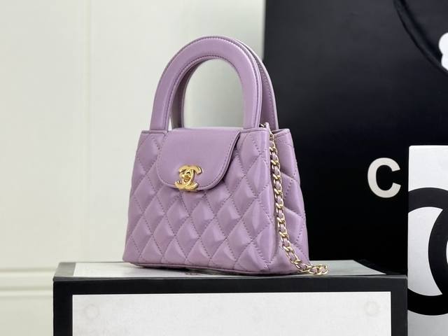 25C Kelly手柄包 时尚是一个轮回 大热门中古Kelly被Chanel重新设计焕发生机 中古Kelly以经典的手柄手提出名 在基础加上皮穿链肩带颠覆传统