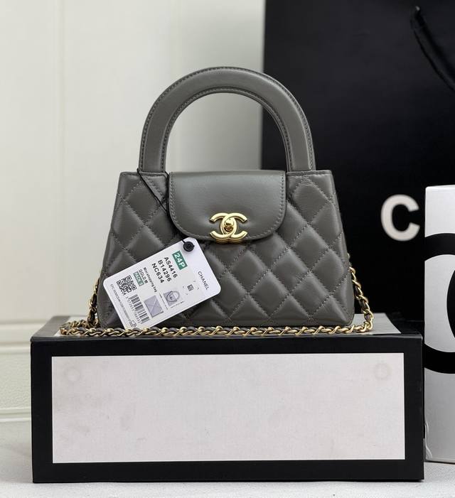 25C Kelly手柄包 时尚是一个轮回 大热门中古Kelly被Chanel重新设计焕发生机 中古Kelly以经典的手柄手提出名 在基础加上皮穿链肩带颠覆传统