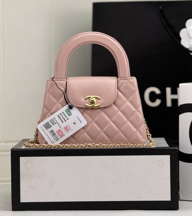 25C Kelly手柄包 时尚是一个轮回 大热门中古Kelly被Chanel重新设计焕发生机 中古Kelly以经典的手柄手提出名 在基础加上皮穿链肩带颠覆传统