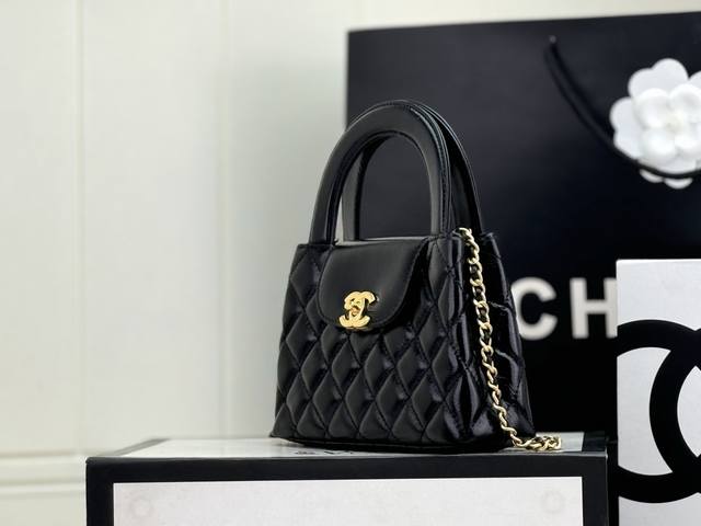 25C Kelly手柄包 时尚是一个轮回 大热门中古Kelly被Chanel重新设计焕发生机 中古Kelly以经典的手柄手提出名 在基础加上皮穿链肩带颠覆传统