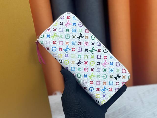 钱包 小巧紧凑但 容量充盈 由精致耐用的Monogram材质制成 亮色内衬与皮革拉链 尽显女性俏皮魅力 型号60742-60744 尺寸 19X9Cm