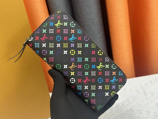 钱包 小巧紧凑但 容量充盈 由精致耐用的Monogram材质制成 亮色内衬与皮革拉链 尽显女性俏皮魅力 型号60742-60744 尺寸 19X9Cm