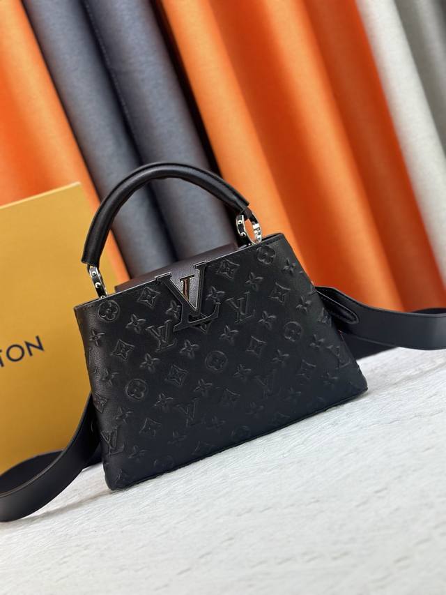 独家实拍 黑色浮雕 M59939 M94519 Capucines手袋 本款 Capucines 迷你手袋展露细腻 Taurillon 皮革的微妙莹泽 点缀标志