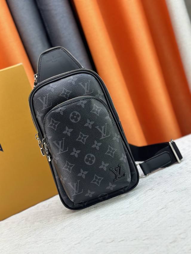 M11703灰蓝配色 对版质量 M47137黑花本款 Avenue 小号单肩包选用 Monogram Eclipse 涂层帆布 以精巧构型探索斜挎出行的潮流意趣