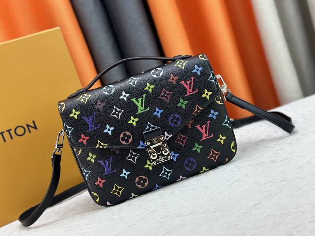 升级版 M40780 M41487 村上隆联名款 pochette M Tis 手袋pochette M Tis 手袋以内敛而不失巧思的设计演绎经典学院背包 柔