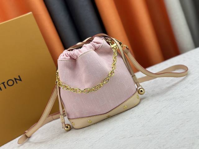 升级版 Lv M83043 牛仔水桶包 大容量单肩斜挎包 采用精湛镶嵌细工 经典百搭简直无法拒绝 超显气质 高级感十足 集美必入款 尺寸 18 20