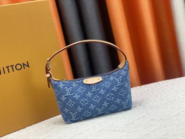 M82949 仿原单 对版做法 Hills pochette 手拿包选用由认证丹宁牛仔棉织就的Monogram Denim 帆布 再以砂洗质感烘托利落线条 可调