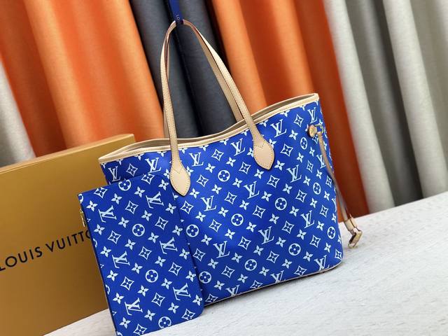 M40995 绚烂彩色 Epi 皮革使 Neverfull 中号手袋非常适合日常使用 这款完美的手袋极具实用性 将包上的系带系紧 亦使其显得更加精巧 成为一款时