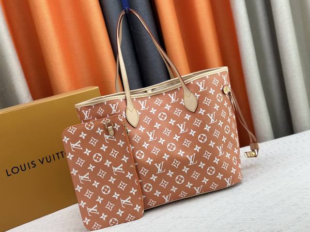 M40995 绚烂彩色 Epi 皮革使 Neverfull 中号手袋非常适合日常使用 这款完美的手袋极具实用性 将包上的系带系紧 亦使其显得更加精巧 成为一款时
