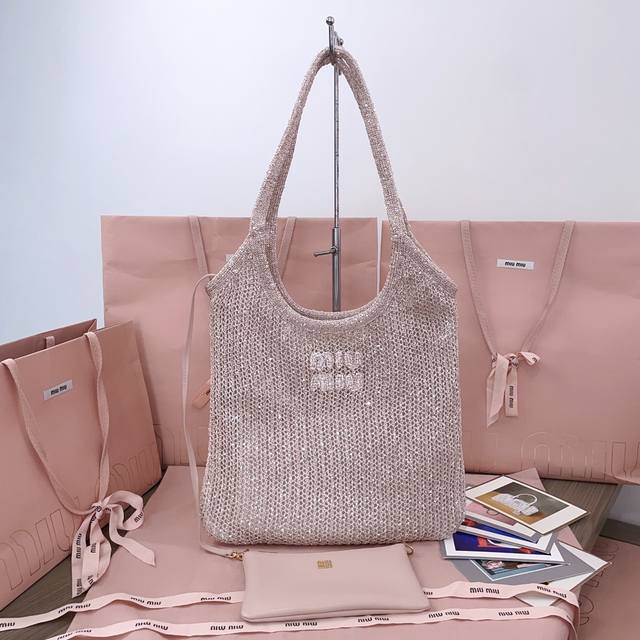 正品级 5Bg231:新品亮片网纱Ivy 手袋 通体的亮片闪耀着灵动华彩 流畅多变的造型尽显现代精致韵味 独特的材质彰显Miu别具一格的设计理念 内配可拆卸皮革