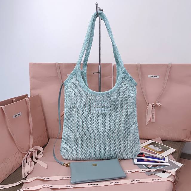 正品级 5Bg231:新品亮片网纱Ivy 手袋 通体的亮片闪耀着灵动华彩 流畅多变的造型尽显现代精致韵味 独特的材质彰显Miu别具一格的设计理念 内配可拆卸皮革