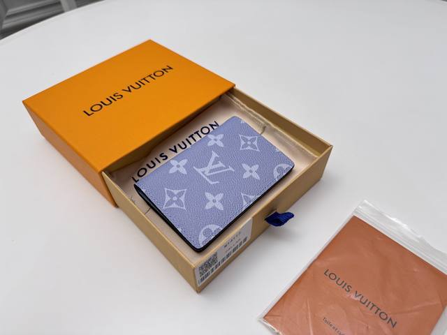 正品级 顶级原单 M14112蓝 取材 Monogram 涂层帆布和 Taga 皮革 映现 Monogram 图案的内敛格调 齐整内层设有口袋和卡位 有序收纳随